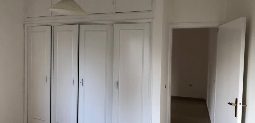 Building for sale in Sioufi