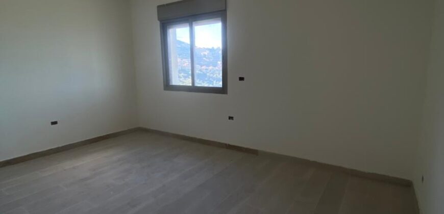 For Sale: Apartment in Ain Saade, Metn