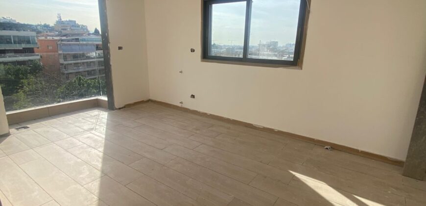 For Sale: Apartment in Hazmieh, Metn