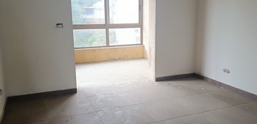 For Sale: Apartment in Ain Saade