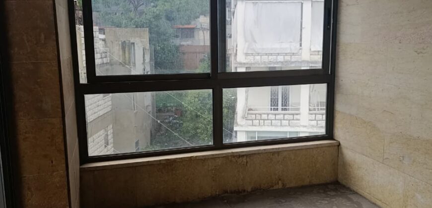 For Sale: Apartment in Ain Saade