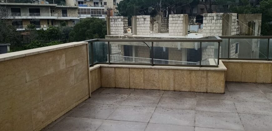 For Sale: Apartment in Ain Saade