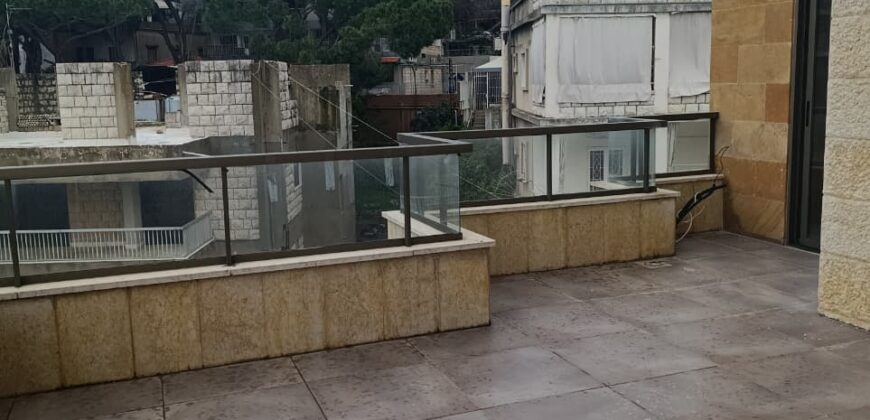 For Sale: Apartment in Ain Saade