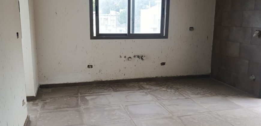 For Sale: Apartment in Ain Saade