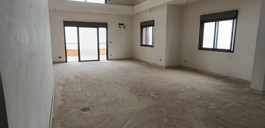 For Sale: Apartment in Ain Saade
