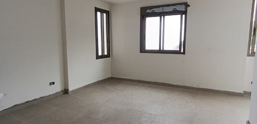 For Sale: Apartment in Ain Saade