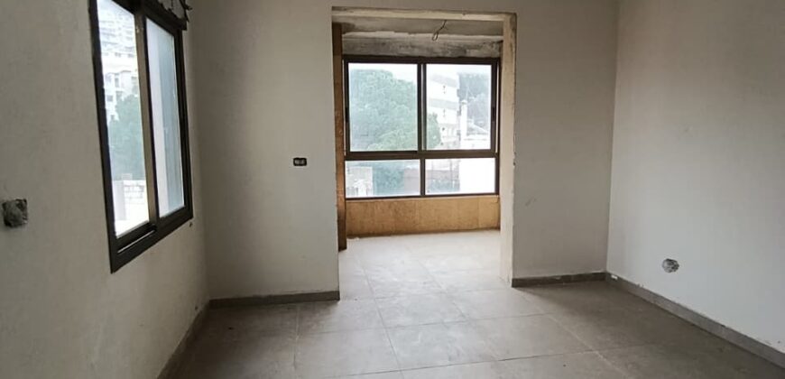 For Sale: Apartment in Ain Saade