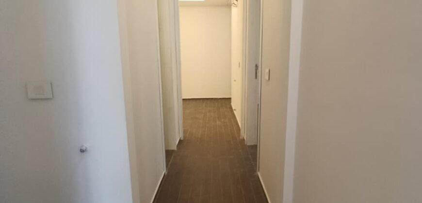 For Sale: Apartment in Ain Saade