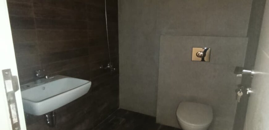 For Sale: Apartment in Ain Saade