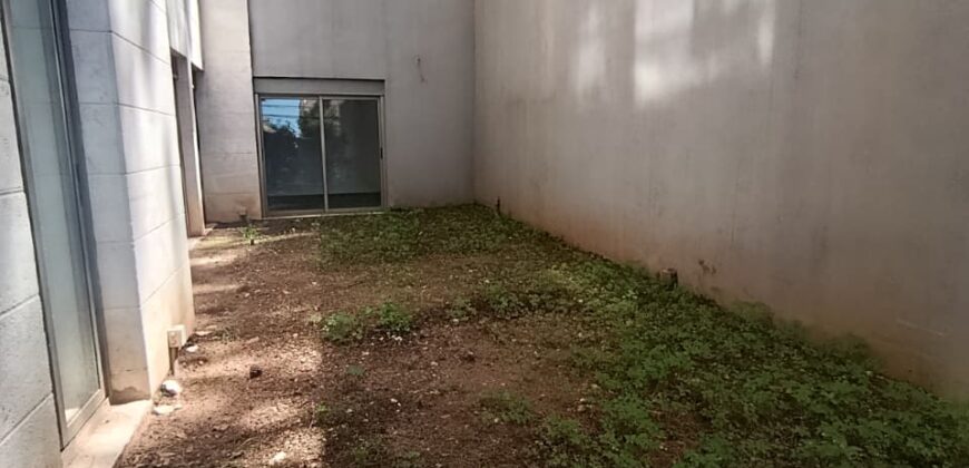 For Sale: Apartment in Ain Saade