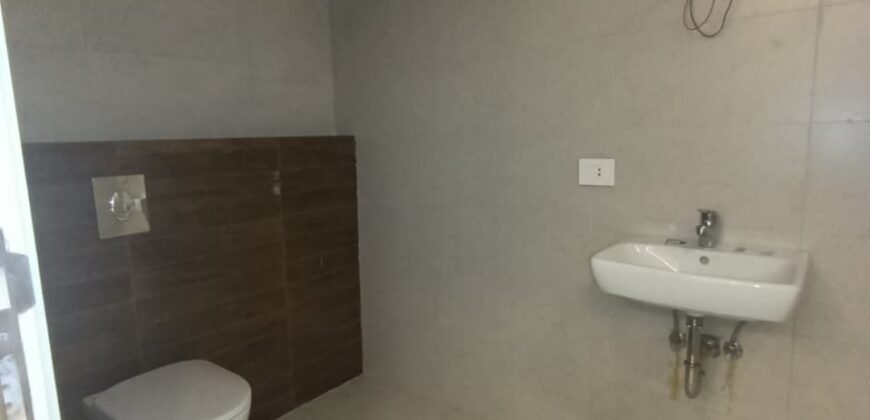 For Sale: Apartment in Ain Saade