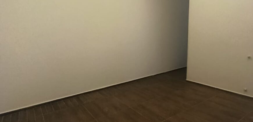 For Sale: Apartment in Ain Saade