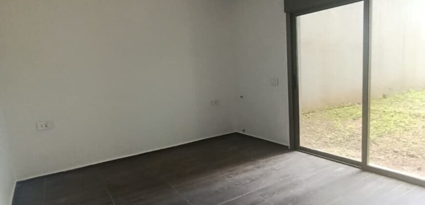 For Sale: Apartment in Ain Saade