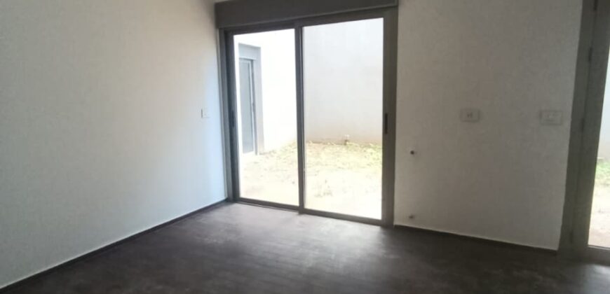 For Sale: Apartment in Ain Saade