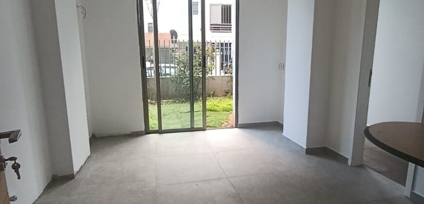 For Sale: Apartment in Ain Saade