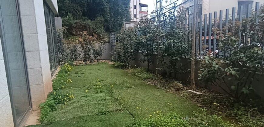 For Sale: Apartment in Ain Saade