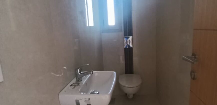 For Sale: Apartment in Ain Saade