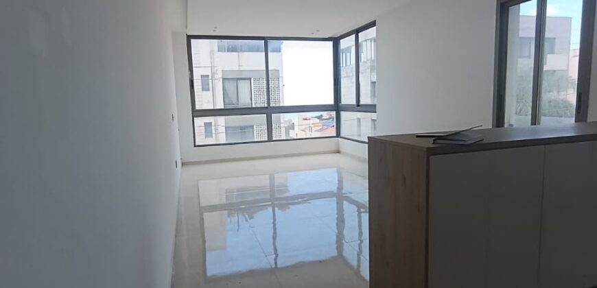 For Sale: Apartment in Ain Saade