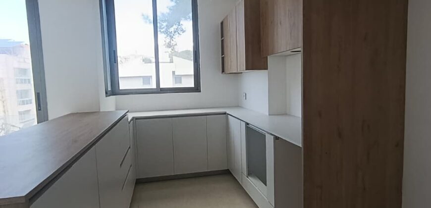 For Sale: Apartment in Ain Saade