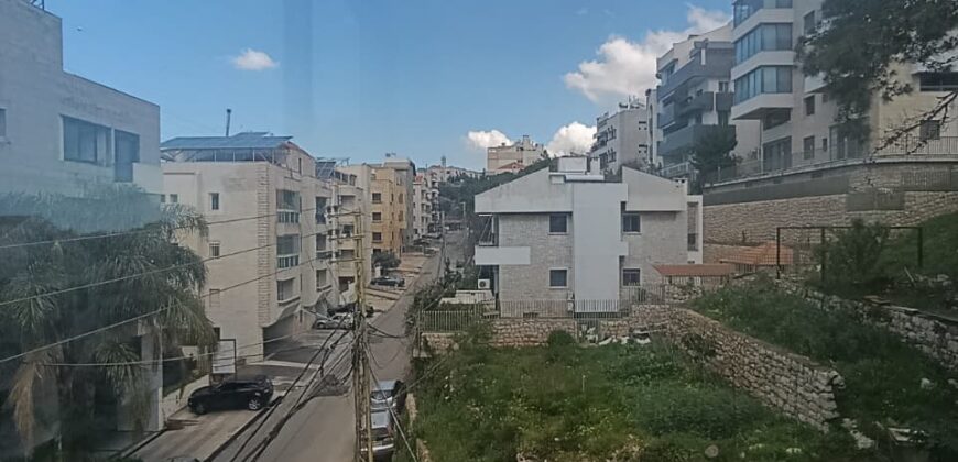 For Sale: Apartment in Ain Saade