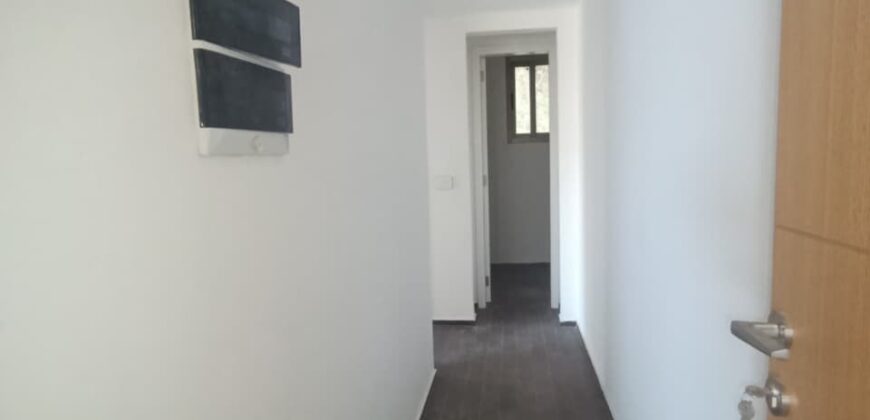 For Sale: Apartment in Ain Saade