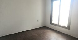 For Sale: Apartment in Ain Saade