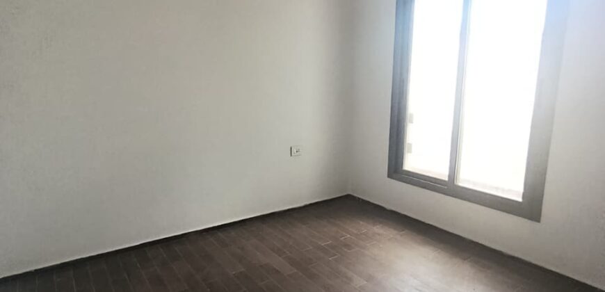 For Sale: Apartment in Ain Saade