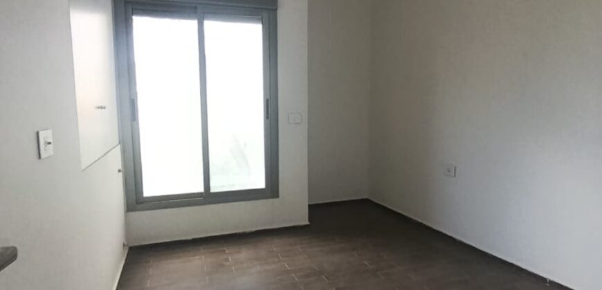 For Sale: Apartment in Ain Saade