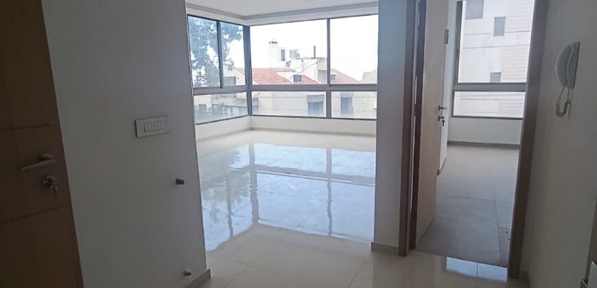 For Sale: Apartment in Ain Saade