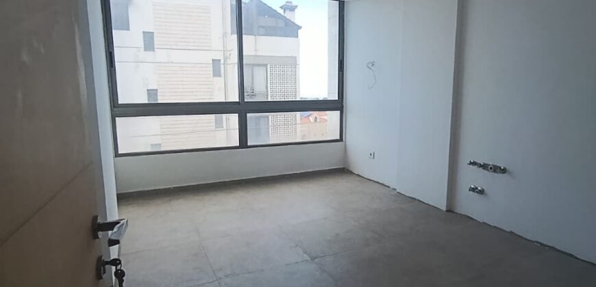 For Sale: Apartment in Ain Saade