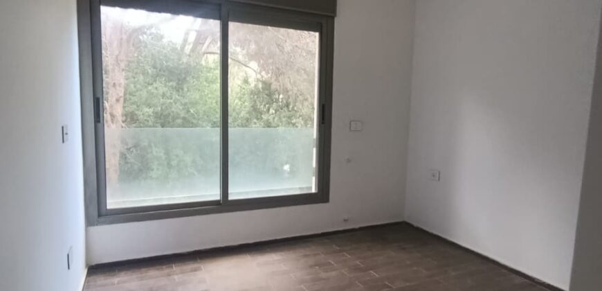 For Sale: Apartment in Ain Saade