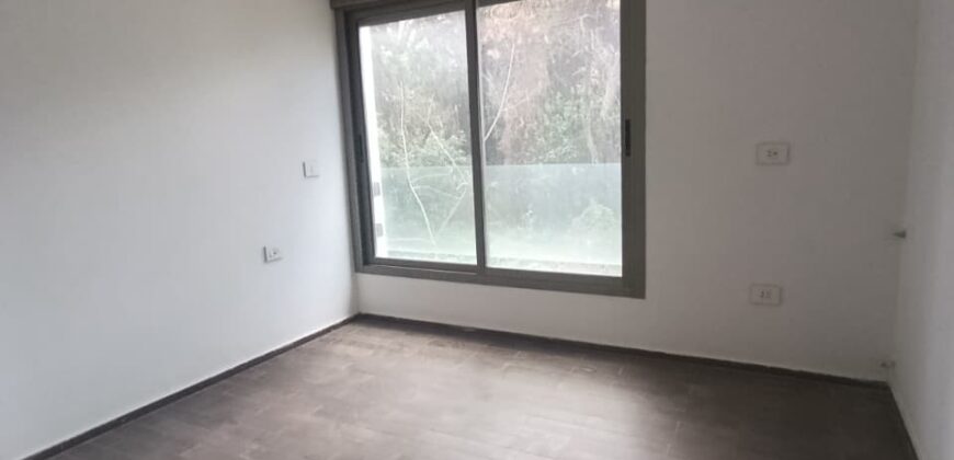 For Sale: Apartment in Ain Saade