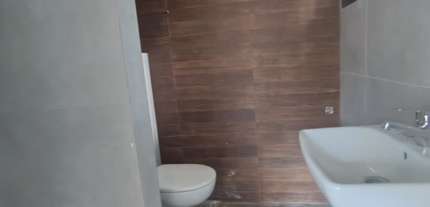 For Sale: Apartment in Ain Saade