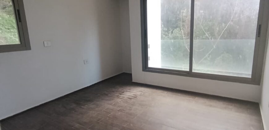 For Sale: Apartment in Ain Saade