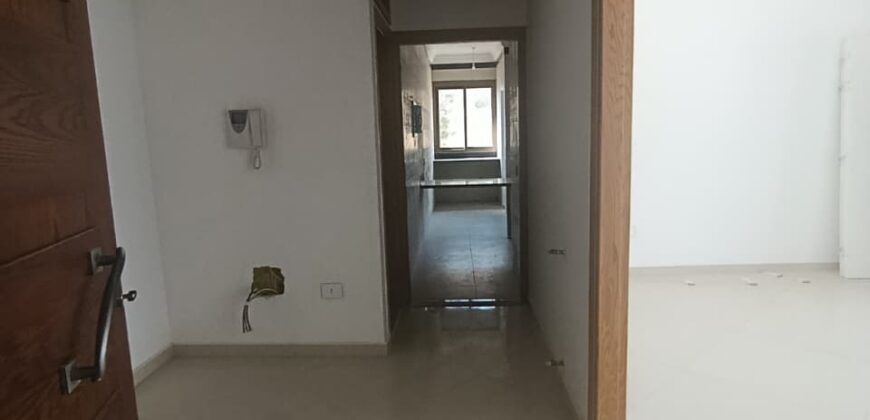 For Sale: Apartment in Ain Saade
