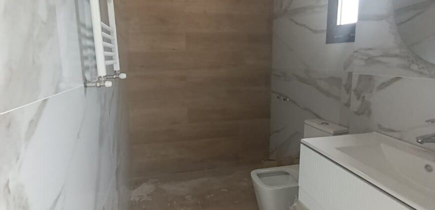 For Sale: Apartment in Ain Saade