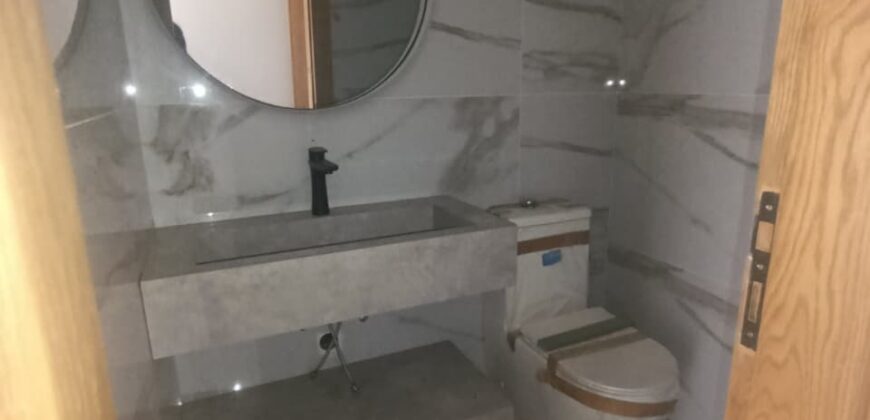 For Sale: Apartment in Ain Saade