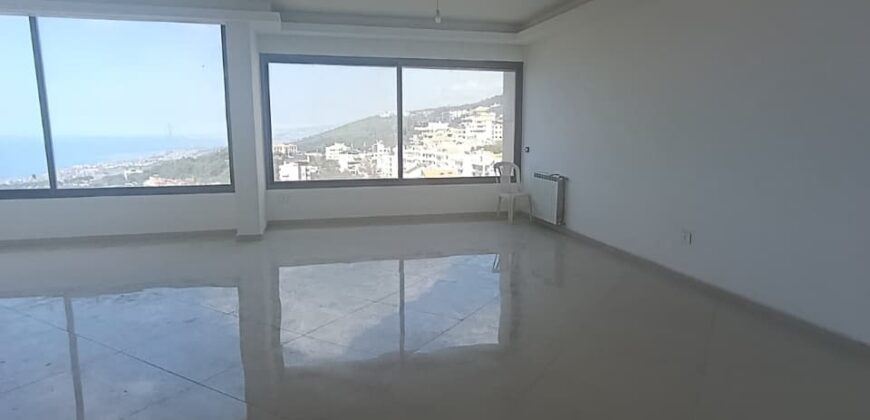 For Sale: Apartment in Ain Saade