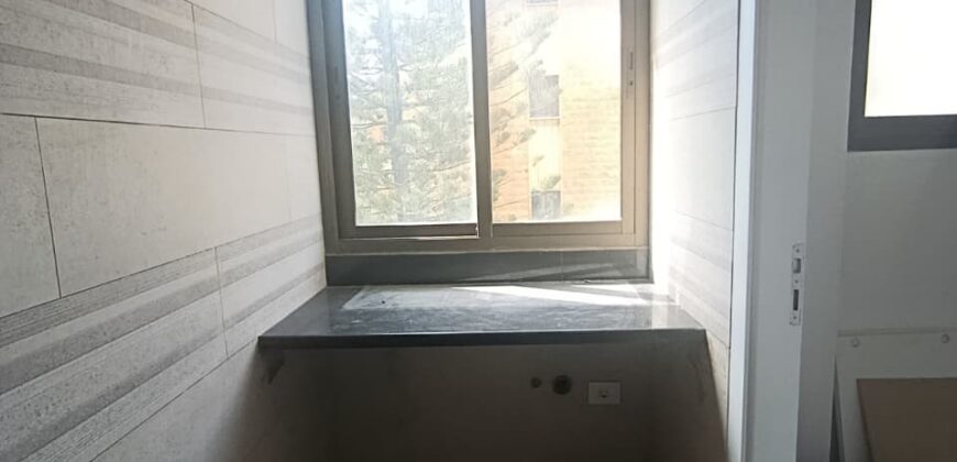 For Sale: Apartment in Ain Saade