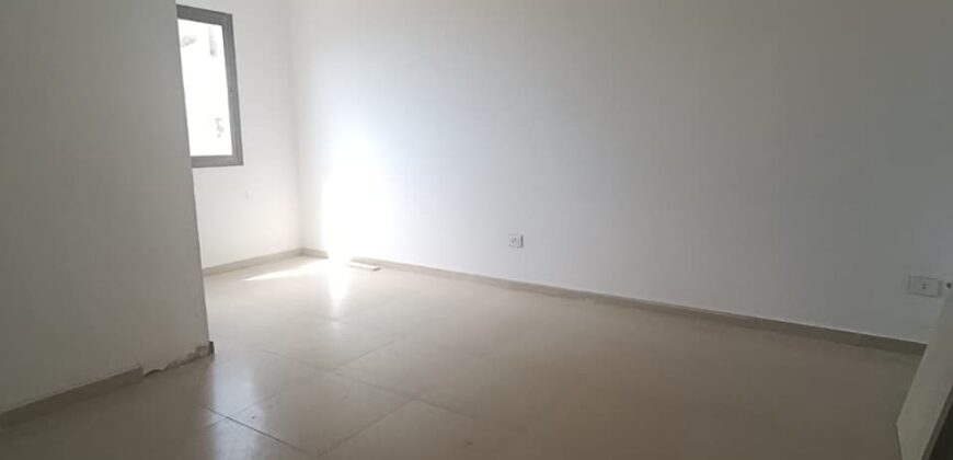 For Sale: Apartment in Ain Saade