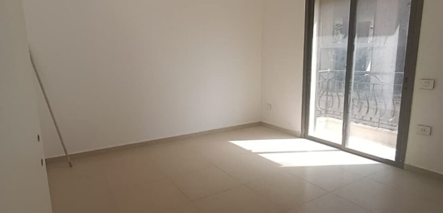 For Sale: Apartment in Ain Saade