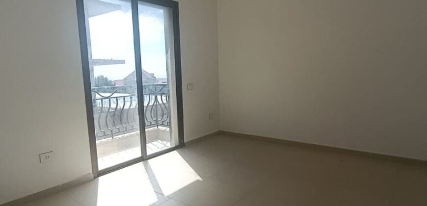 For Sale: Apartment in Ain Saade
