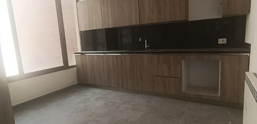 For Sale: Apartment in Ain Najem