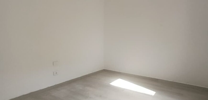 For Sale: Apartment in Ain Najem