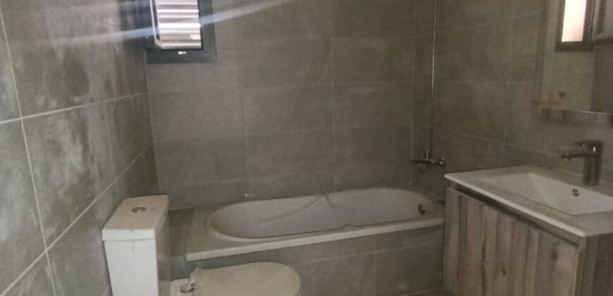 For Sale: Apartment in Ain Saade