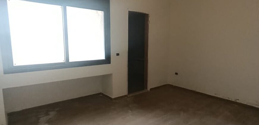For Sale: Apartment in Ain Saade