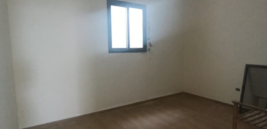 For Sale: Apartment in Ain Saade