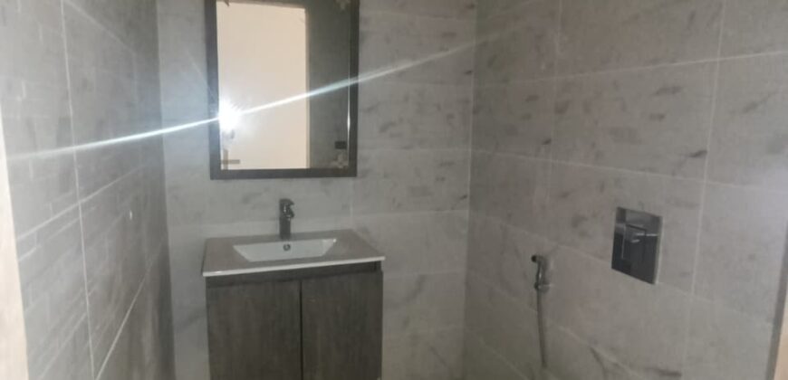 For Sale: Apartment in Ain Saade