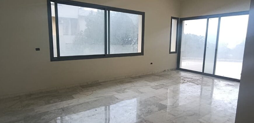 For Sale: Apartment in Ain Saade
