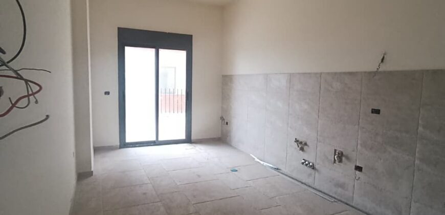 For Sale: Apartment in Ain Saade